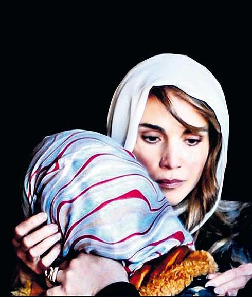 Las lágrimas de la viuda. Rania de Jordania abraza a la esposa del piloto Muaz al-Kasaesbeh, quemado vivo en una jaula por del Ejército Islámico. 