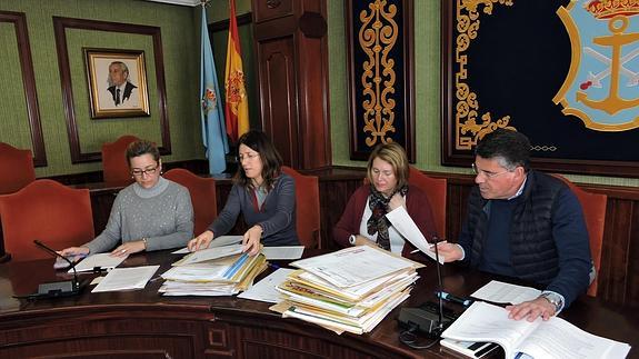 Mesa de contratación celebrada este mediodía en el Ayuntamiento. 