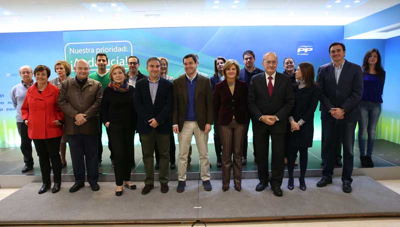 Juanma Moreno, escoltado por Bendodo, Oña, Villalobos y De la Torre, junto al resto de la candidatura que encabeza por Málaga.