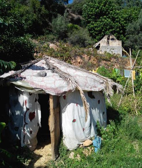 Una de las cabañas construidas en la zona del barranco de Maro.