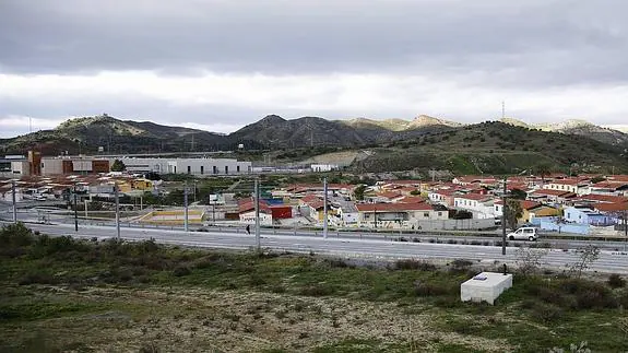 Vista general de la barriada, que en los últimos años se ha transformado con la Hiperronda, las cocheras y vías del Metro y la creación de la barriada de Soliva.