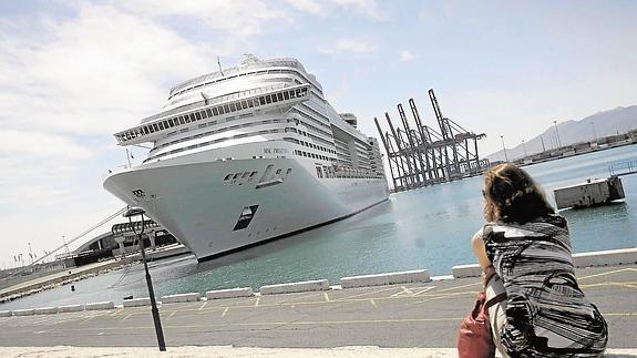 Un barco de cruceros, atracado en el puerto de Málaga.