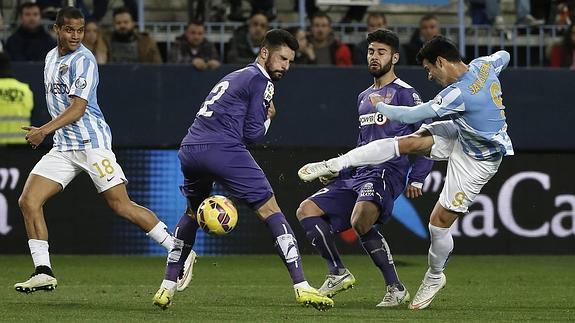 Javi Guerra, que lleva un gol desde que llegó en el mercado de invierno, dispara a puerta entre las piernas del central del Espanyol Álvaro.