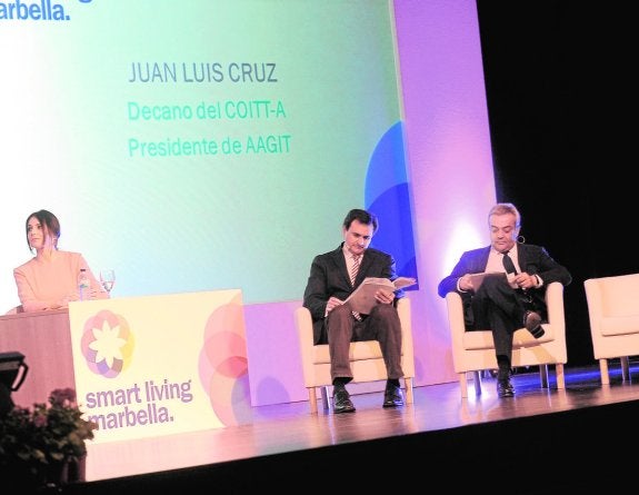 El portavoz municipal, Félix Romero, y el secretario de Estado, Víctor Calvo Sotelo, durante el acto. :: j-l.