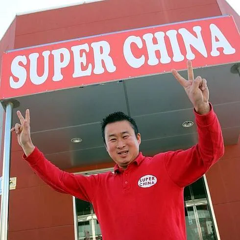 El empresario Juan Wu dirige Super China, que cuenta con 2.800 metros en el polígono Alameda. :