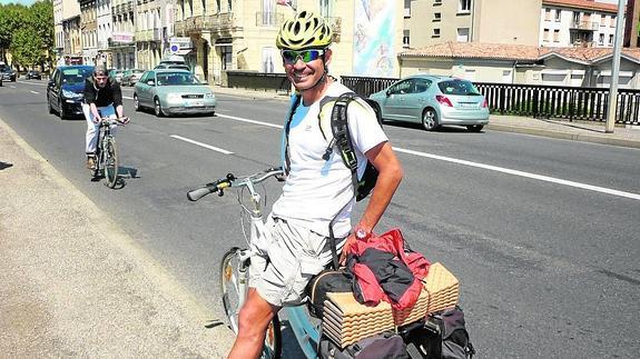 Manuel Pedro Caro Palma, con su bicicleta en una de las calles de Draguignan. 