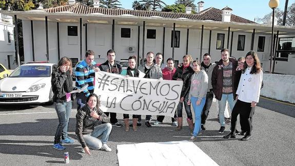 Un grupo de estudiantes muestran las pancartas realizadas para las próximas concentraciones.