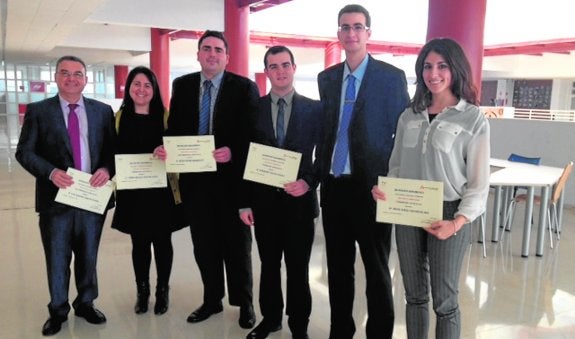 Alumnos muestran sus diplomas tras el acto de reconocimiento, que coincidió con el patrón de Derecho, San Raimundo Peñafort.