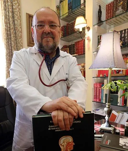 El doctor Andrés Plaza, en su consulta. 