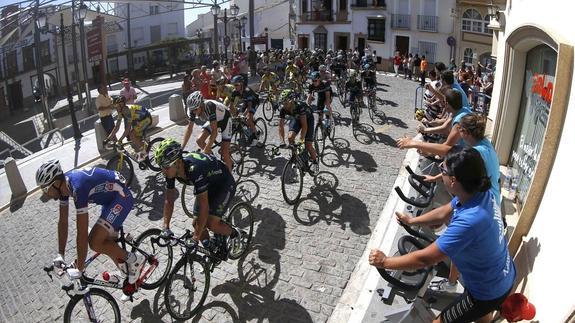 Paso de La Vuelta por la localidad de Teba el año pasado. 