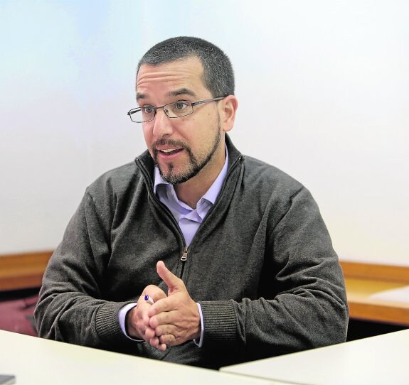Sergio Pascual, en la sede sevillana de Podemos. :: garcía cordero