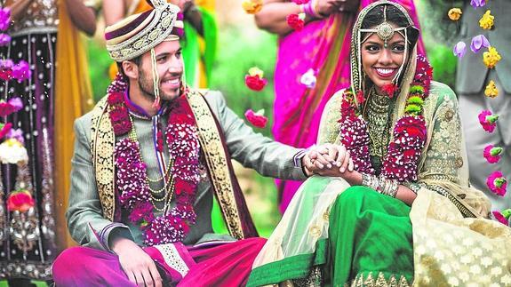 La pareja, en un momento de la ceremonia, en una preciosa imagen de Pedro Bellido. Sus fotos de esta boda han dado la vuelta al mundo. 