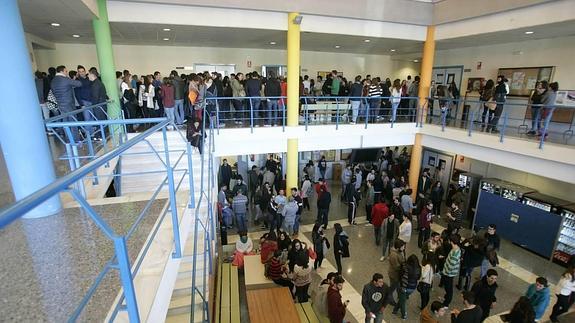 Alumnos esperan para hacer el examen de nivel de idiomas el pasado enero. 