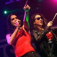 Mario Vaquerizo, junto a una de las integrantes del grupo, durante el concierto.
