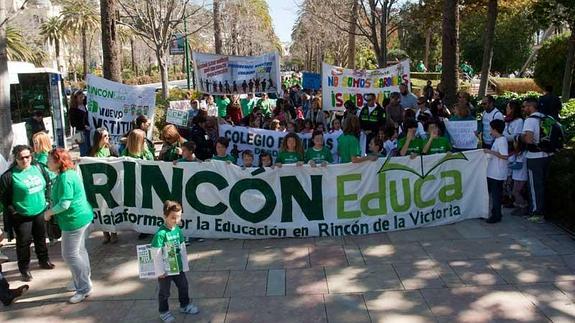 Más de un millar de padres protestan con sus hijos para pedir más centros educativos