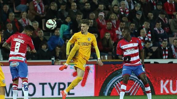 Samu Castillejo intenta controlar el cuero ante Nyom