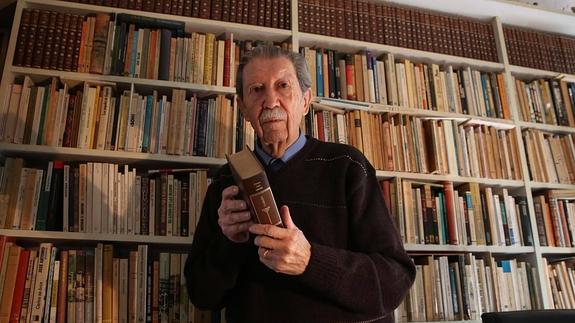 El articulista, en la biblioteca de su domicilio en Rincón de la Victoria. 