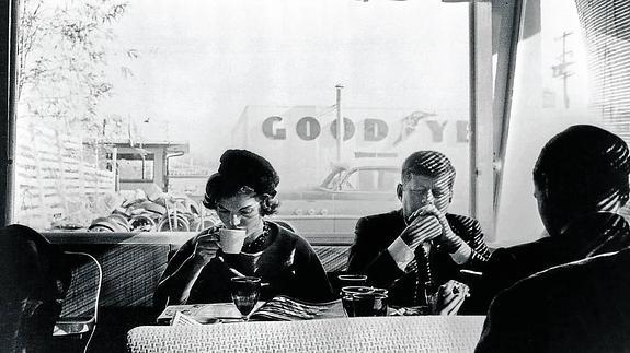 John F. kennedy. Dallas. 1963. El último desayuno: En el Hotel Texas, 815 Main Street de Fort Wort (Texas). Le fue ofrecido por la Cámara de Comercio de Fort Wort. El menú: Antes de ser asesinado mientras viajaba en la limusina presidencial, un Lincoln Continental (SS-100-X, en la clave del Servicio Secreto) tomó huevos pasados por agua, bacon, queso de cabra Linden Dale, tostadas con mermelada de frambuesa, zumo de naranja y un par de tazas de café muy cargado.