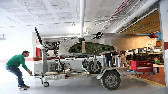Rubens Rando lleva cinco años fabricando su aeronave en un pequeño garaje de un bloque de pisos y pronto lo trasladará a un aeródromo para terminarlo.