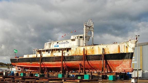 Estado actual del 'Calypso', en el dique seco desde hace 8 años en los astilleros Piriou, en la Bretaña francesa. 