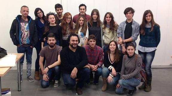 Kader Attia (abajo, segundo por la izquierda) posa junto a los alumnos de Bellas Artes que han participado en la elaboración de la obra.