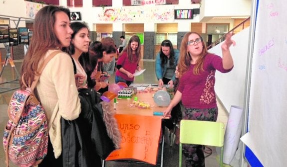En el stand de prevención de drogodependencias se repasan los efectos que provocan los estupefacientes.