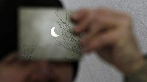 Optometristas alertan de posibles daños oculares por el próximo eclipse de sol