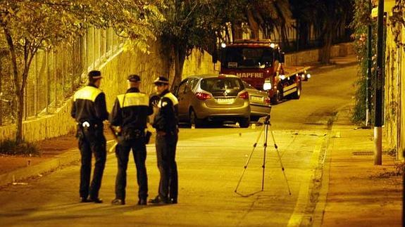 Agentes de la Policía Local en el lugar donde se produjo el accidente (archivo).