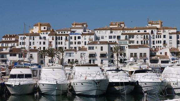 Barcos atracados en Puerto Banús. 