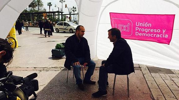 El Partido ha instalado un 'iglú' hinchable donde De la Herrán ha atendido a ciudadanos.