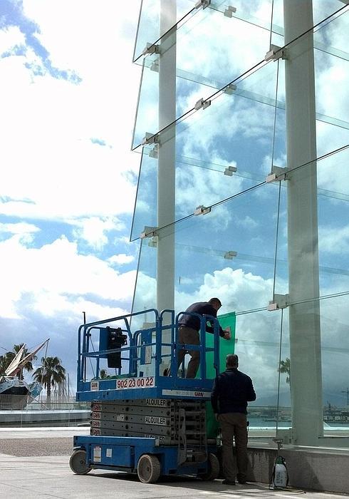 Pruebas para instalar la obra de Daniel Buren en el Cubo. 