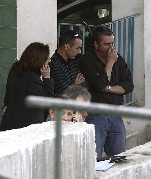 Los familiares del matrimonio fallecido a su salida de la morgue. 