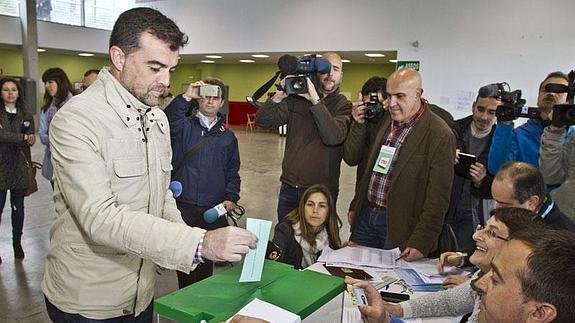 Antonio Maíllo, en el Pabellón Ferial Ciudad de Aracena de Huelva.