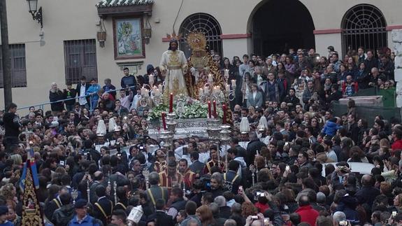 Cientos de personas se dieron cita en la salida de los titulares del Prendimiento.
