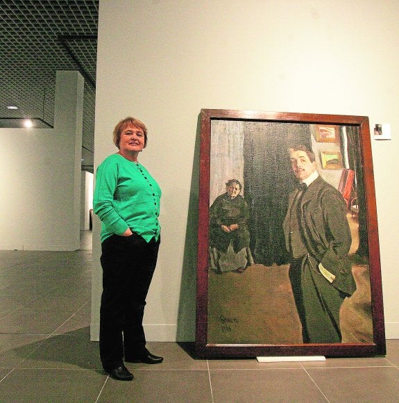 Eugenia Petrova posa junto al retrato de Sergei Diaghilev que forma parte del montaje inaugural en Tabacalera. 