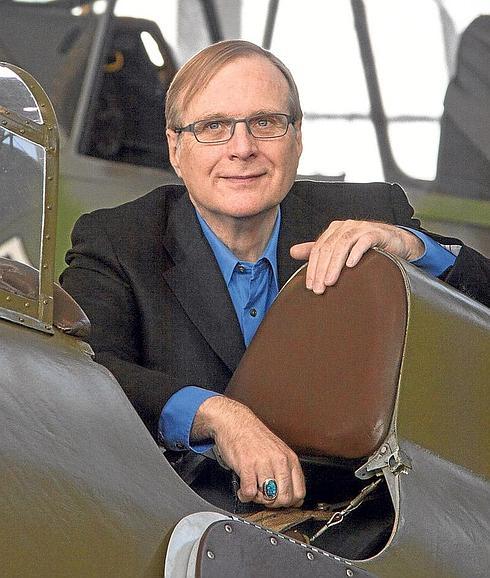 Paul Allen posa junto a uno de los cazas de su colección de aviones de la II Guerra Mundial. 