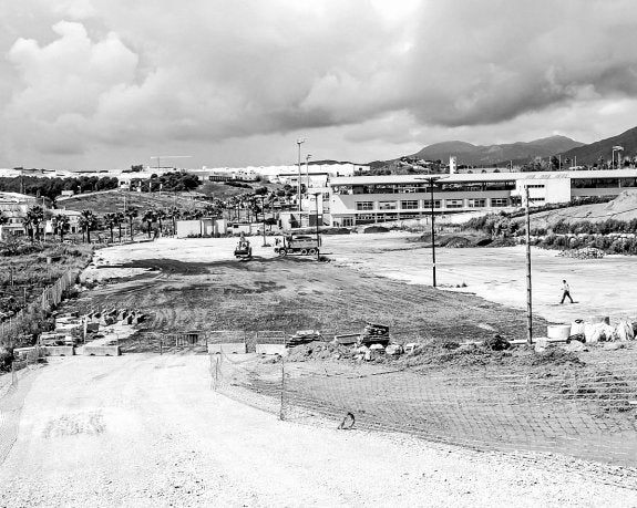 Trabajos de asfaltado en el aparcamiento situado entre el recinto ferial y el Teatro-Auditorio. :: L.P.