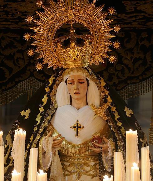 El corazón de la Virgen de la Caridad está realizada a base de pedrería y lentejuelas