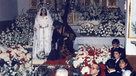 La ofrenda floral 'Un Clavel para el Rocío' se instauró en 1972