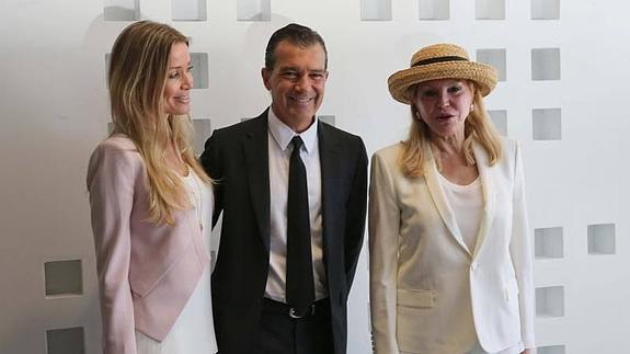 Banderas escolatado por su nueva pareja y Carmen Thyssen. 