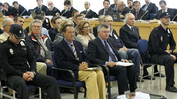 El exalcalde Julián Muñoz y Juan Antonio Roca, en un juicio. 