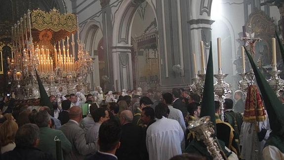 Lágrimas y Favores, en el interior de la iglesia de San Juan. 