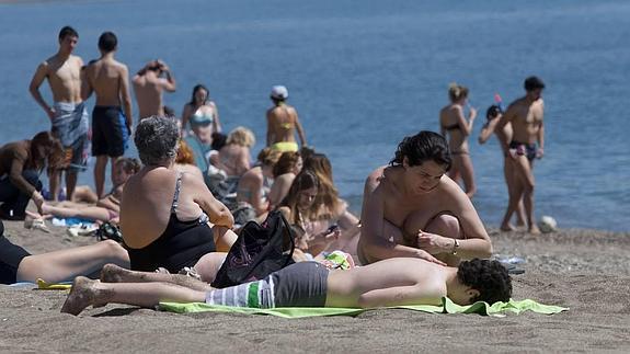 Malagueños y turistas llenaron ayer de nuevo las playas para disfrutar de los primeros baños. 