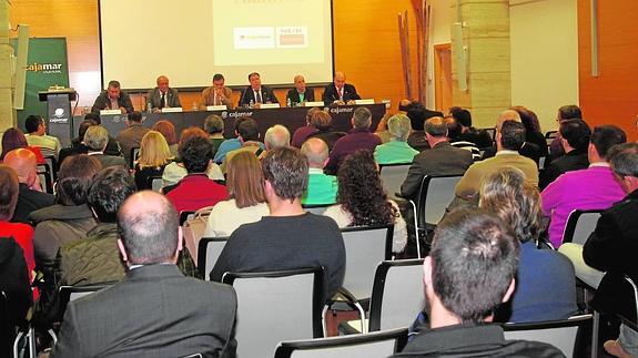 El público llenó la Sala de Cultura de Cajamar para asistir a la mesa redonda de balance de la Semana Santa convocada por SUR. 