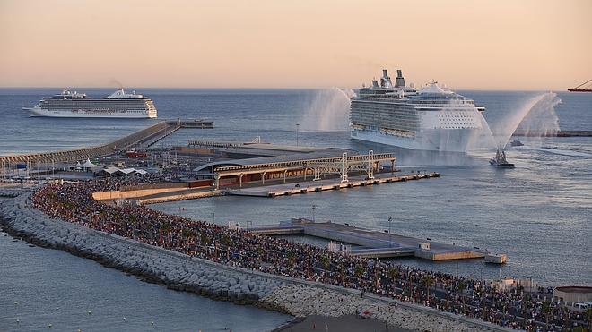 Cientos de personas acudieron a despedir al Oasis of the Seas, el mayor crucero del mundo.