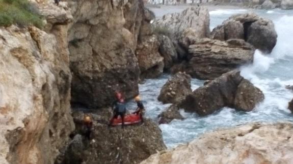 Rescatan el cadáver del joven turista que cayó a un acantilado en Nerja
