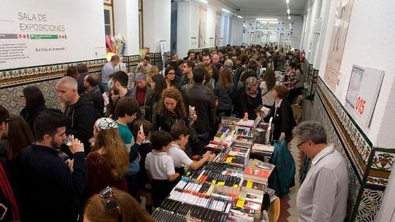 El pasillo central de La Térmica fue un continuo fluir de público. 