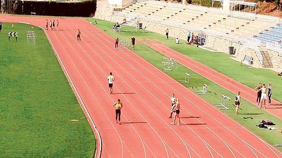 Un grupo de atletas de los países nórdicos se entrenan en las instalaciones de la ciudad deportiva Enrique López Cuenca de Nerja. 