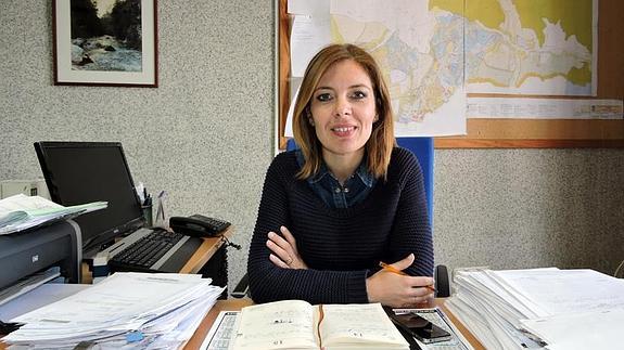 La edil de Vivienda, Nieves Atencia, en su despacho.