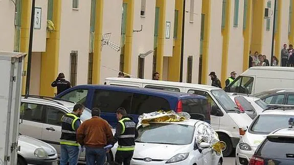 Policías en el lugar donde ocurrió el crimen.